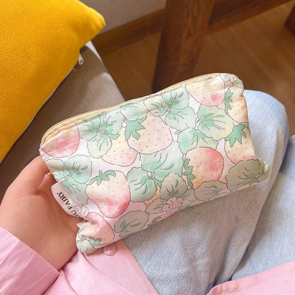 Strawberry Makeup bag - Picture 3 of 4